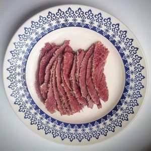 Corned beef (peito bovino curado e cozido)